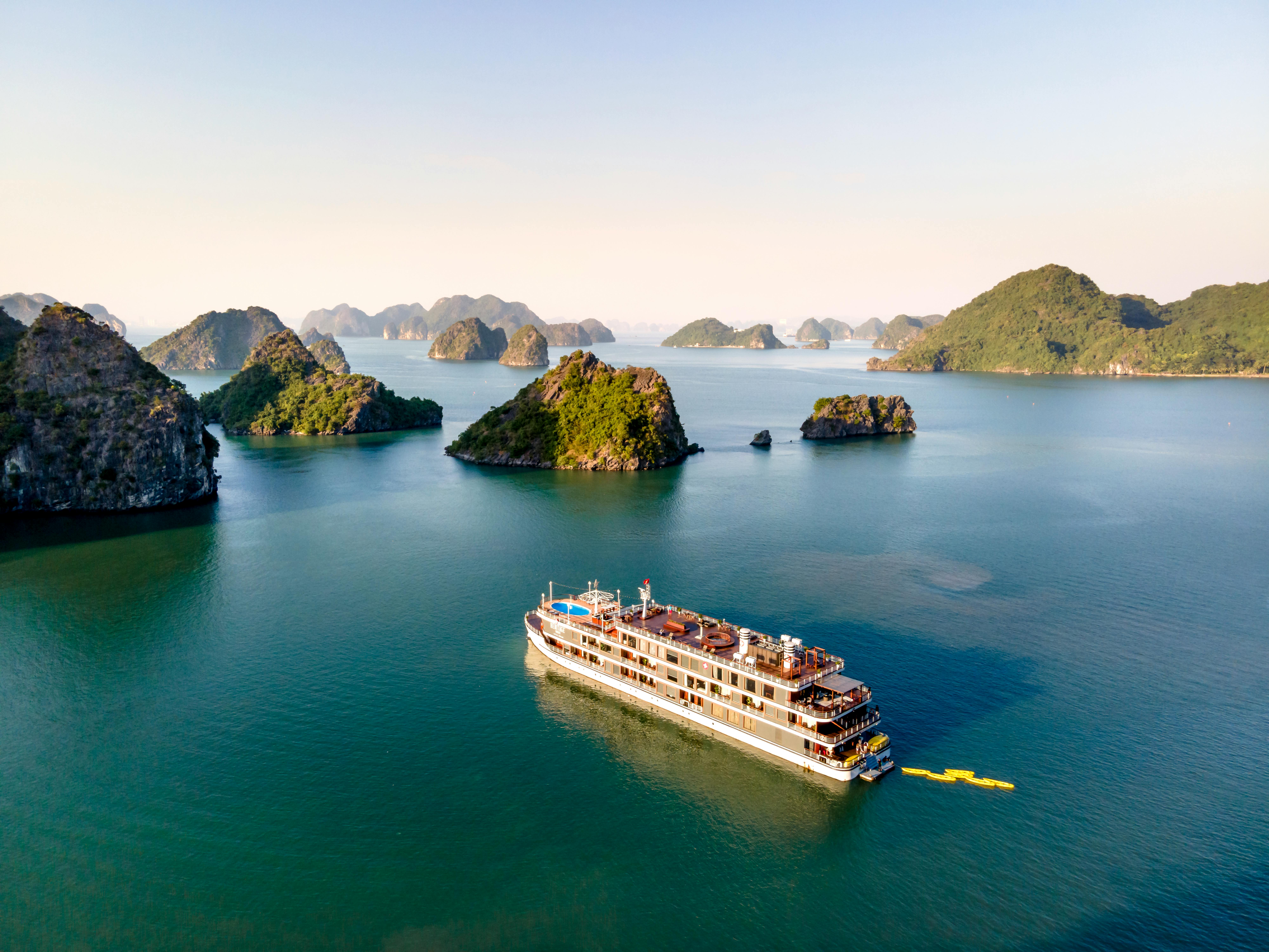 Luxury North Vietnam Tour Package 5D4N Hanoi 5* – Halong 5* Cruise – Ninh Binh